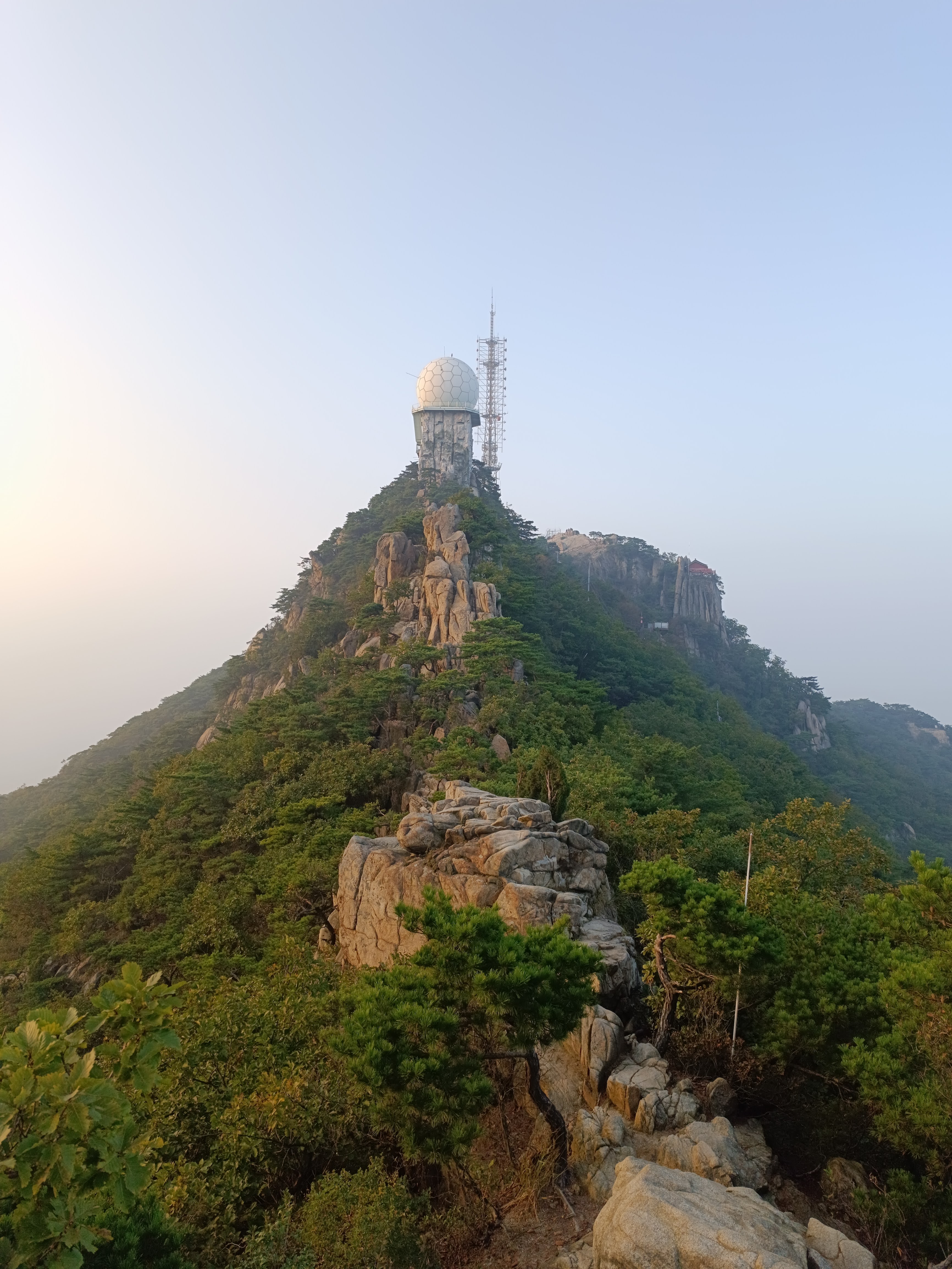 8월에 관악산 맑은 바위에서 바라본 정상 풍경