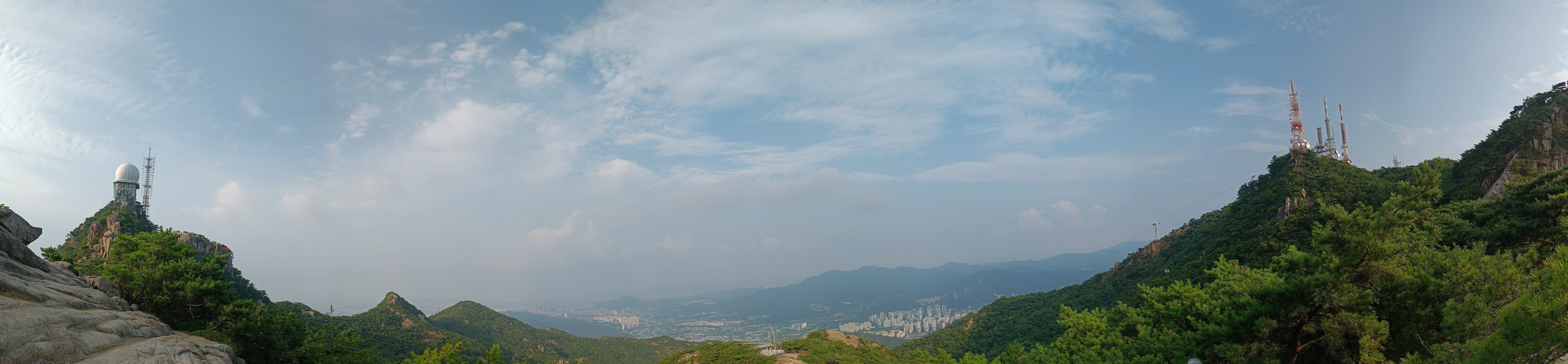 7월에 관악산 맑은 바위에서 바라본 과천시의 풍경