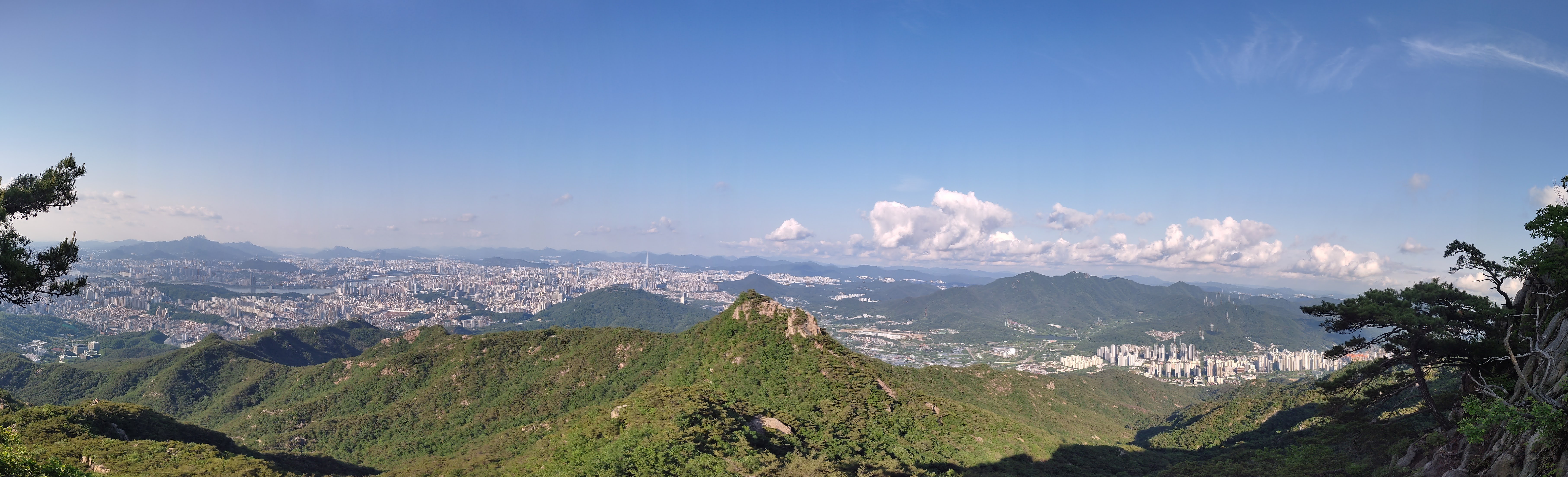 5월에 관악산 맑은 바위에서 바라본 서울의 풍경